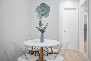 Dining - Flamingo - Springfield Brand NEW Apt (Jacksonville)