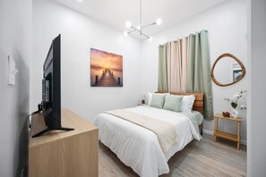 2 quartos, cofres nos quartos, escrivaninha