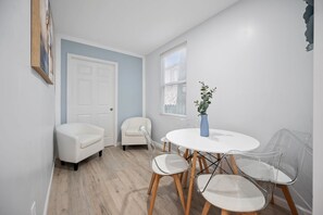 Dining - Flamingo - Springfield Brand NEW Apt (Jacksonville)