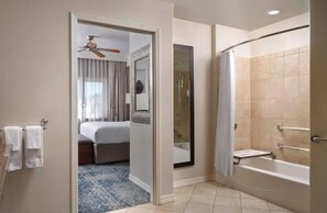 Jetted bath, hair dryer, towels, soap - Sheraton Desert Oasis Premium 1 Bedroom Premium Villa (Scottsdale)