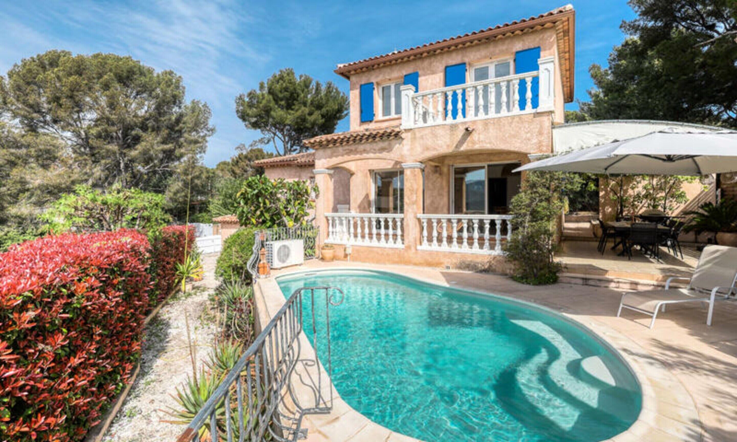 室內游泳池和室外游泳池