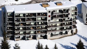 A multi-story hotel with balconies and a snow-covered roof. - Renovated Apartment Resort Center Balcony Covered Parking (Araches-la-Frasse)