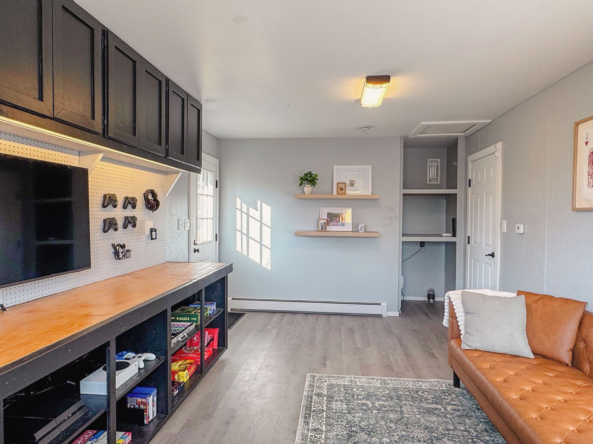 Smart TV, chimenea, videojuegos, reproductor de DVD