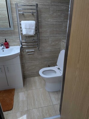 Shower, hair dryer, towels, toilet paper - Are you ready for the ultimate road trip (Birmingham)