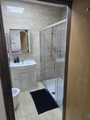 Dusche, Haartrockner, Handtücher, Toilettenpapier