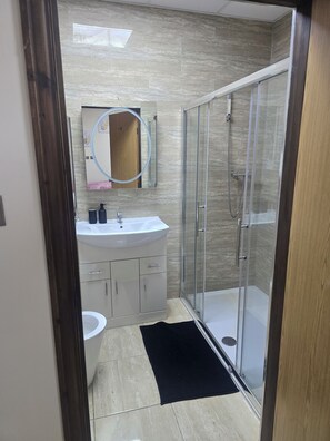 Shower, hair dryer, towels, toilet paper - Are you ready for the ultimate road trip (Birmingham)