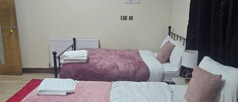 4 Schlafzimmer, Bügeleisen/Bügelbrett, WLAN, Bettwäsche