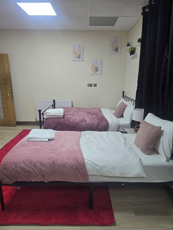 4 多间卧室、熨斗/熨衣板、WiFi、床单