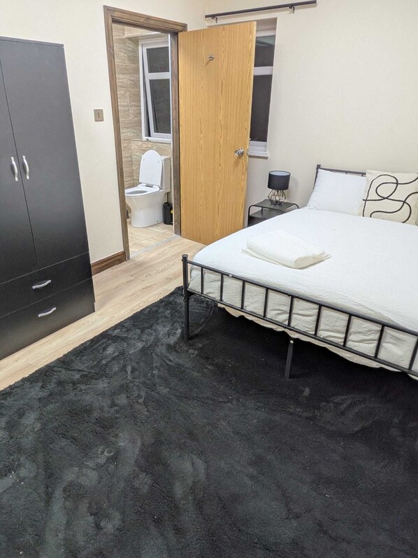 4 makuuhuonetta, silitysrauta/-lauta, Wi-Fi, vuodevaatteet