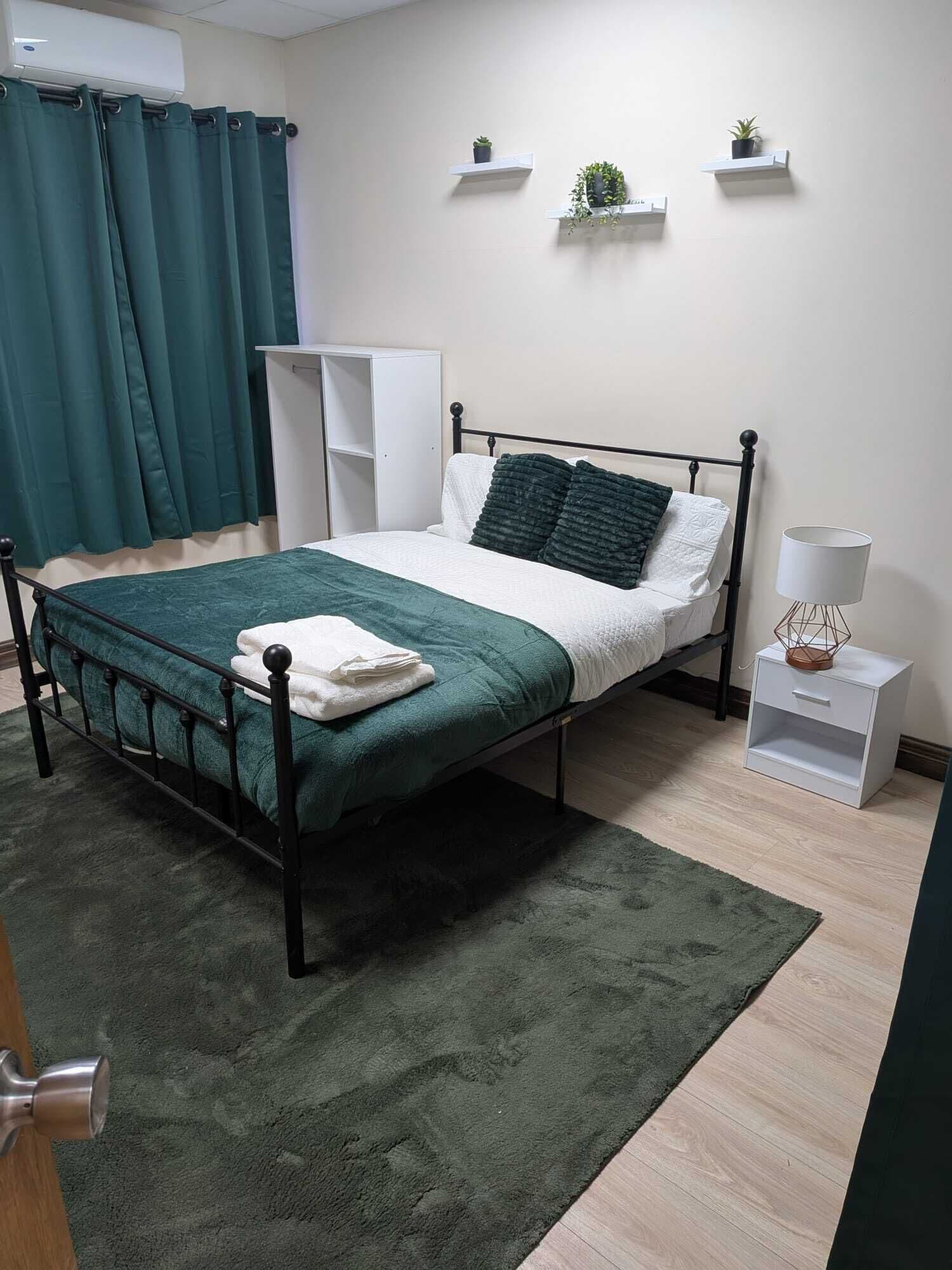 4 bedrooms, iron/ironing board, WiFi, bed sheets