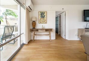 Interior - City & Palm View Oceanfront Bliss w/ Free Parking (Honolulu)