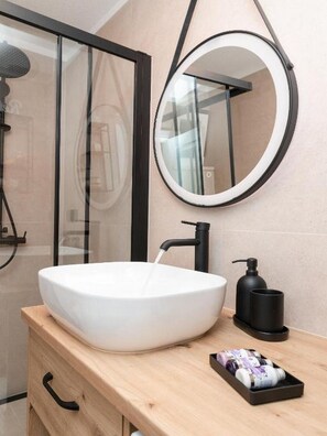 Shower, hair dryer, towels - Villa ADRIANA-Two bedroom Villa with Swimming pool (Nerezisca)