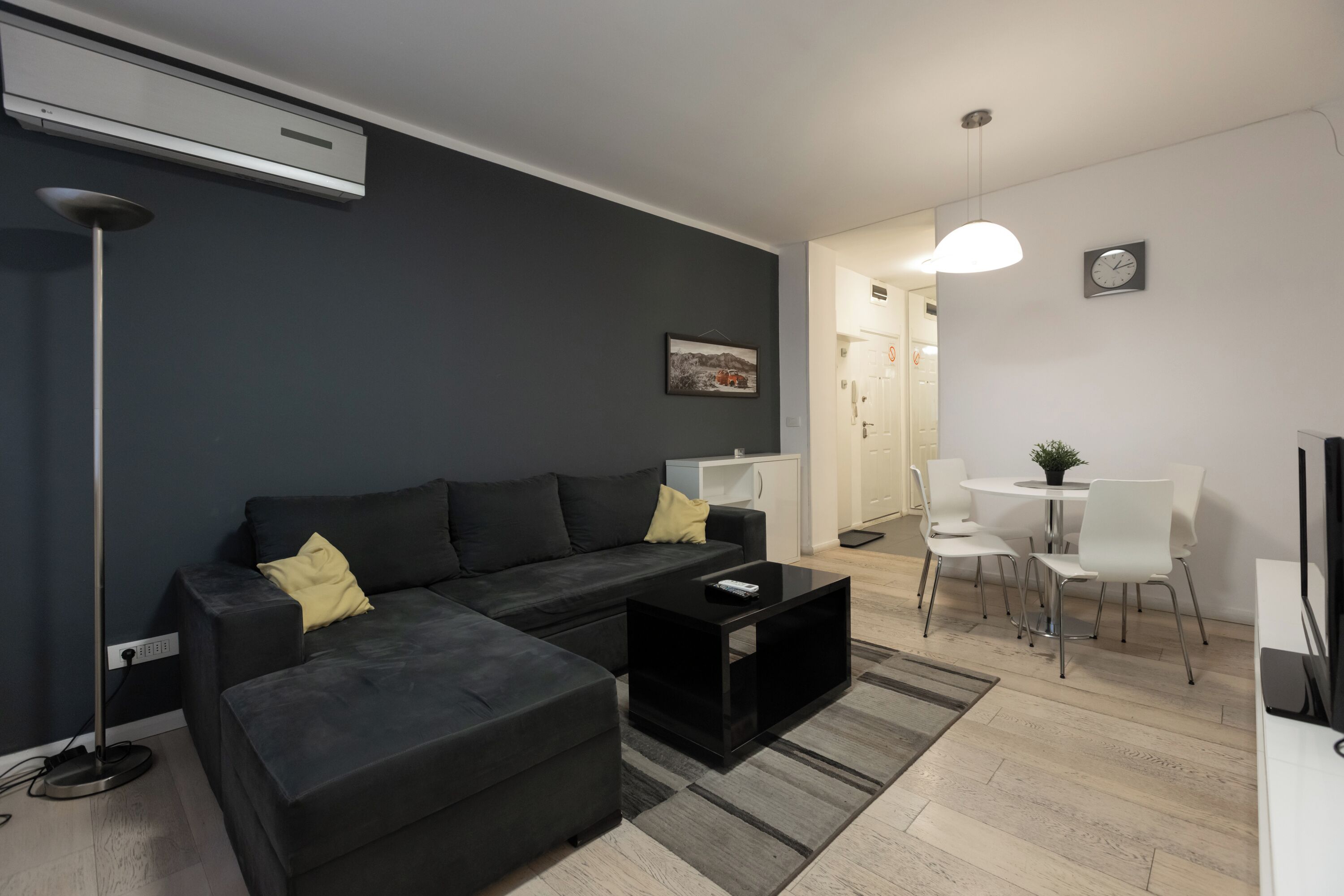 Escritorio y espacio para trabajar con laptop 