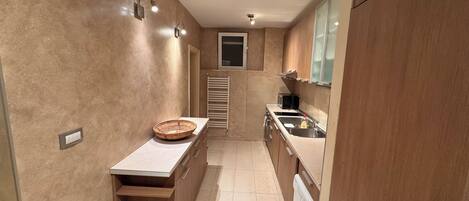 Peti sejuk/penyejuk beku saiz penuh, ketuhar, dapur