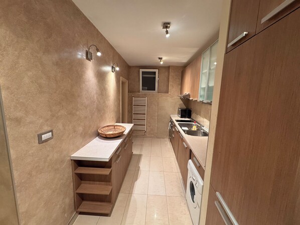 Grand réfrigérateur, four, plaque de cuisson, lave-vaisselle