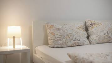 Una scrivania, postazione laptop, ferro/asse da stiro, Wi-Fi gratuito