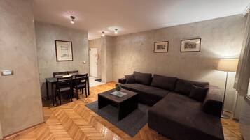 Schreibtisch, laptopgeeigneter Arbeitsplatz, Bügeleisen/Bügelbrett