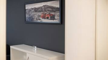 Schreibtisch, laptopgeeigneter Arbeitsplatz, Bügeleisen/Bügelbrett