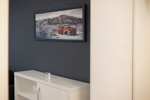 Schreibtisch, laptopgeeigneter Arbeitsplatz, Bügeleisen/Bügelbrett