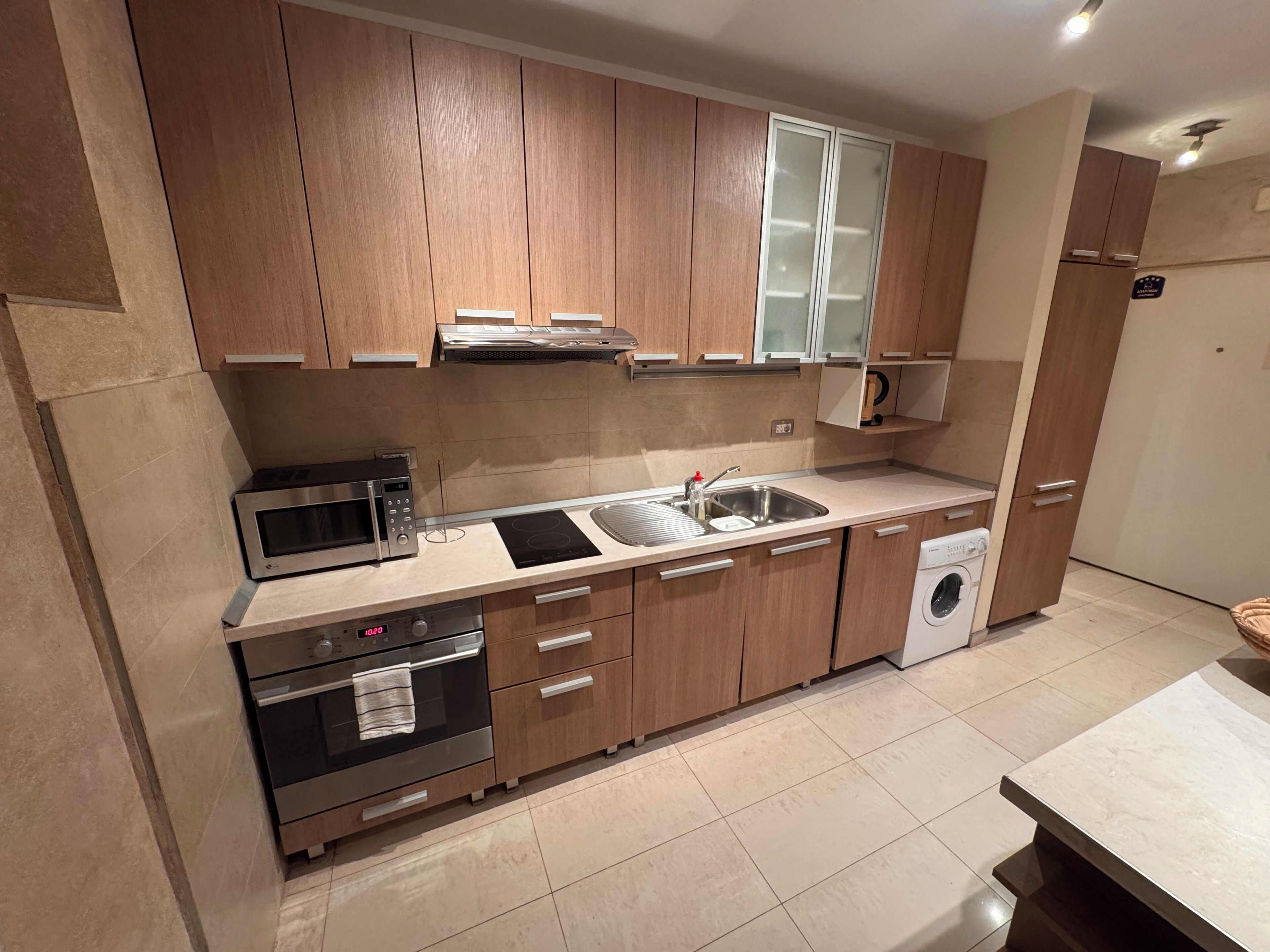 Großer Kühlschrank, Ofen, Herdplatte, Geschirrspüler