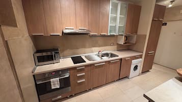 Full-size fridge, oven, stovetop, dishwasher