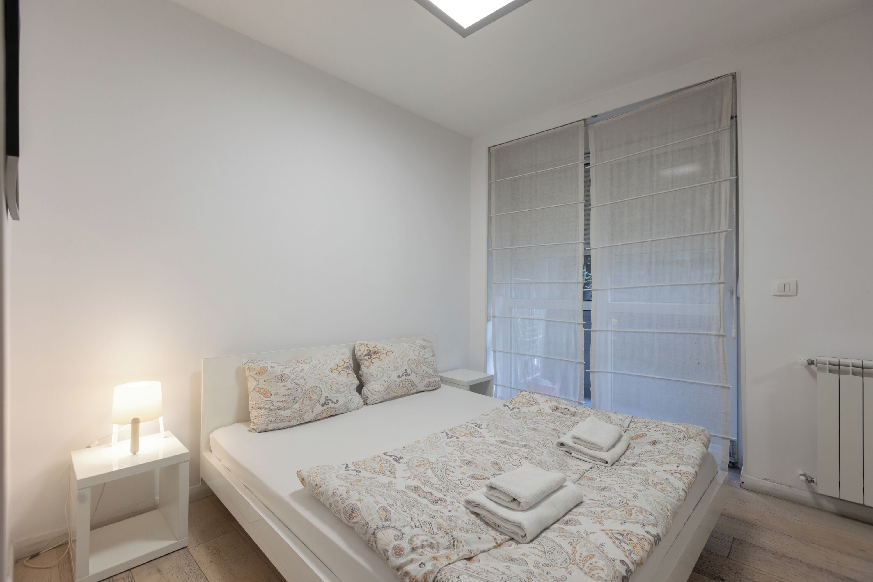 Escritorio y espacio para trabajar con laptop 