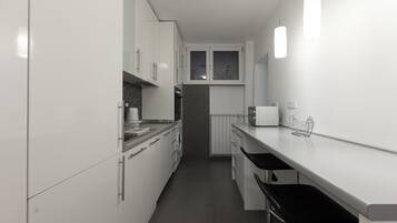 Großer Kühlschrank, Ofen, Herdplatte, Geschirrspüler