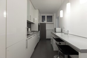 Großer Kühlschrank, Ofen, Herdplatte, Geschirrspüler