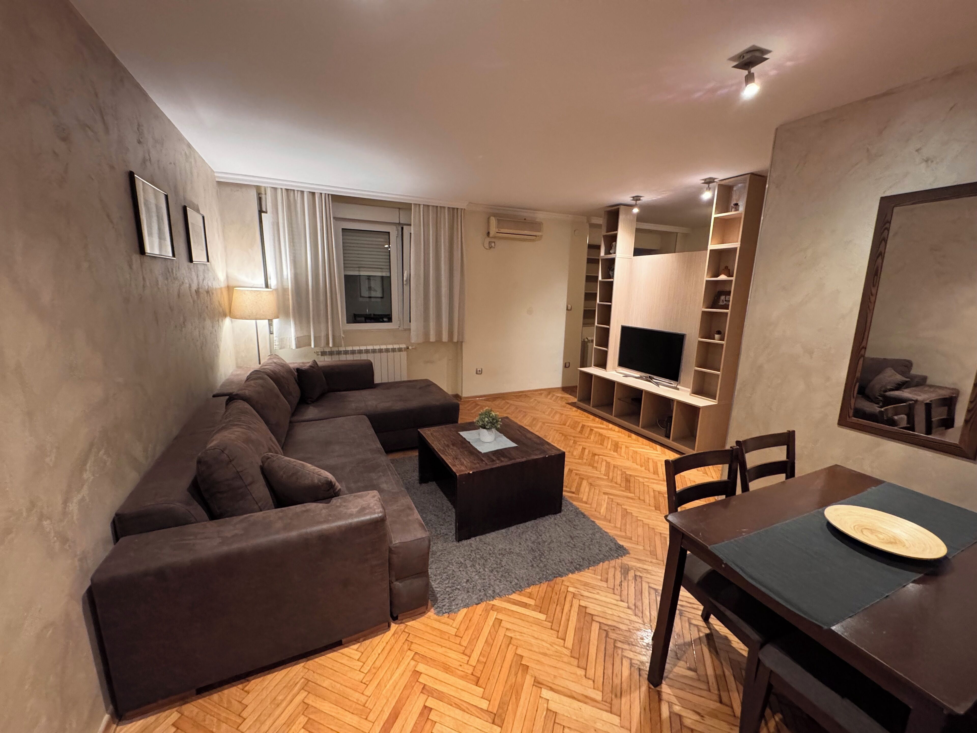 Schreibtisch, laptopgeeigneter Arbeitsplatz, Bügeleisen/Bügelbrett