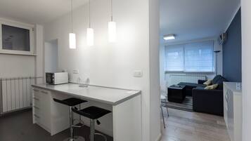 Schreibtisch, laptopgeeigneter Arbeitsplatz, Bügeleisen/Bügelbrett