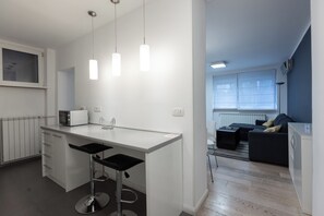 Schreibtisch, laptopgeeigneter Arbeitsplatz, Bügeleisen/Bügelbrett