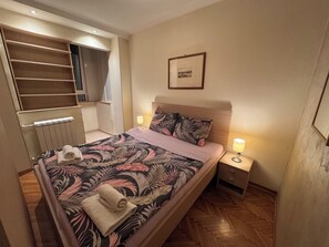 Escritorio y espacio para trabajar con un portátil