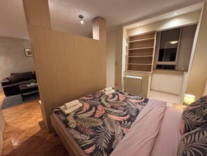 Schreibtisch, laptopgeeigneter Arbeitsplatz, Bügeleisen/Bügelbrett