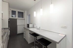 Frigorífico grande, horno, placa de cocina y lavavajillas