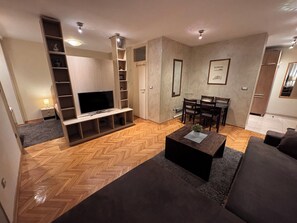 Comfort studio | Een bureau, een laptopwerkplek, een strijkplank/strijkijzer, gratis wifi