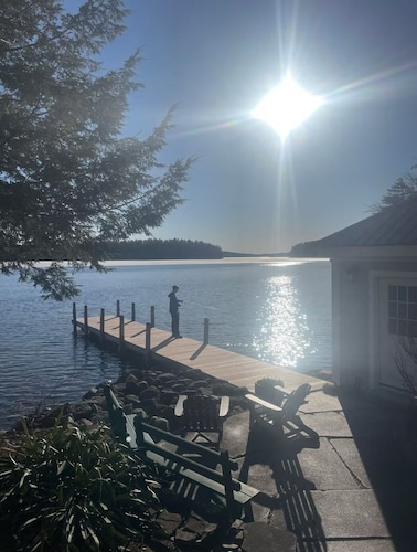 Luxury Winnipesaukee Lakefront 6-bedroom with beach & AC in charming Tuftonboro
