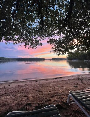 Sur la plage, chaise longue, serviettes de plage