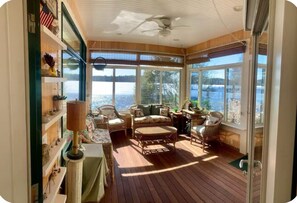 Téléviseur connecté, foyer, table de baby-foot, livres