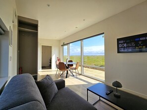 Living area - Hítarneskot – Private Hot Tub Cottage in Snæfellsnes (Borgarnes)