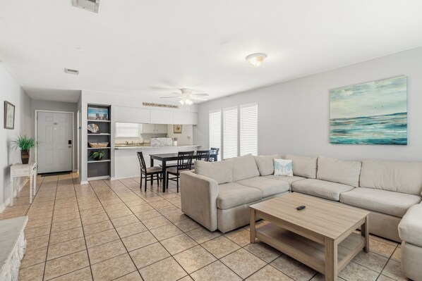 Smart TV - 2BR King, Private Fenced Yard w/Turf, Grill, Dog Friendly, Near Pensacola Beach (Gulf Breeze)