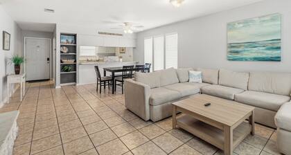 2BR King, Private Fenced Yard w/Turf, Grill, Dog Friendly, Near Pensacola Beach