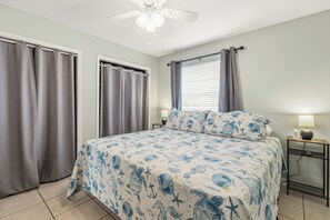 2 bedrooms, free WiFi, bed sheets - 2BR King, Private Fenced Yard w/Turf, Grill, Dog Friendly, Near Pensacola Beach (Gulf Breeze)
