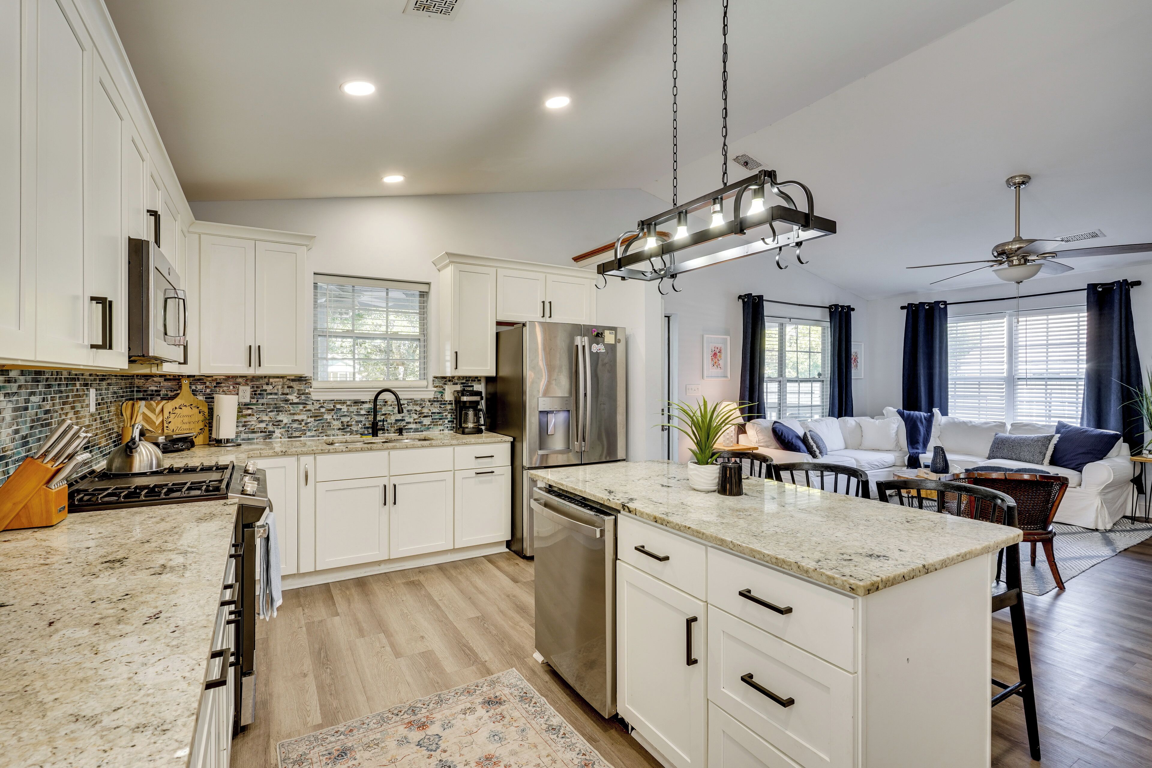 Jääkaappi, mikroaaltouuni, liesi, astianpesukone