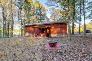 Property grounds - Cozy Couple’s Escape w/ Patio in Northwest Georgia (Calhoun)