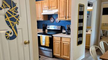Coffee/tea maker, fridge, microwave, oven