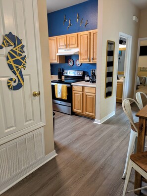 Fridge, microwave, oven, stovetop - Cute downtown newly refurbished cottage - the Plucky Pelican (Pensacola)