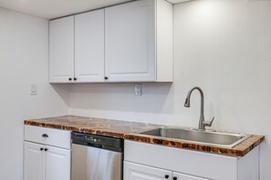 Fridge, stovetop, dishwasher, coffee/tea maker - Spokane Valley Nature Home! Trails & River Days (Otis Orchards)