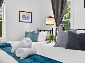 Desk, iron/ironing board, travel cot, free WiFi - 4BR 3BA Designer Gem • Sleeps to 12 • Min to Redline T & Boston • Free Parking (Cambridge)