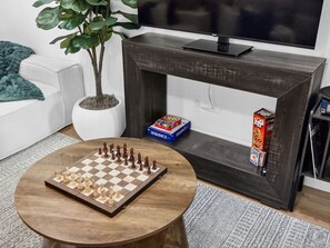 Smart TV - 4BR 3BA Designer Gem • Sleeps to 12 • Min to Redline T & Boston • Free Parking (Cambridge)