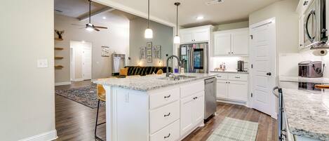 Fridge, microwave, stovetop, dishwasher